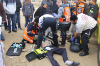 بالفيديو: مواطن يُصاب بنوبة قلبية حادة وسط مدينة اللد